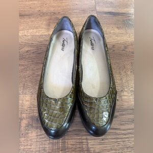 TROTTERS Women's Crocodile Pattern Flats in Olive size 9 1/2 N